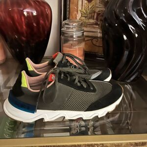 Sorel kinetic sneakers size 9.5 women